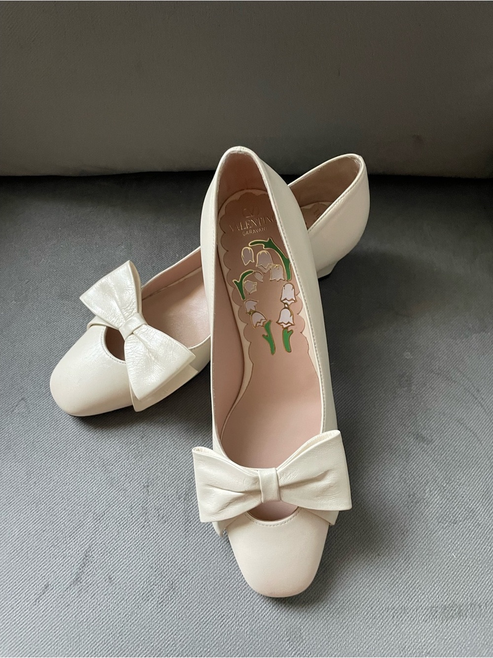 Valentino Garavani Ivory Bow Round-Toe Flats
